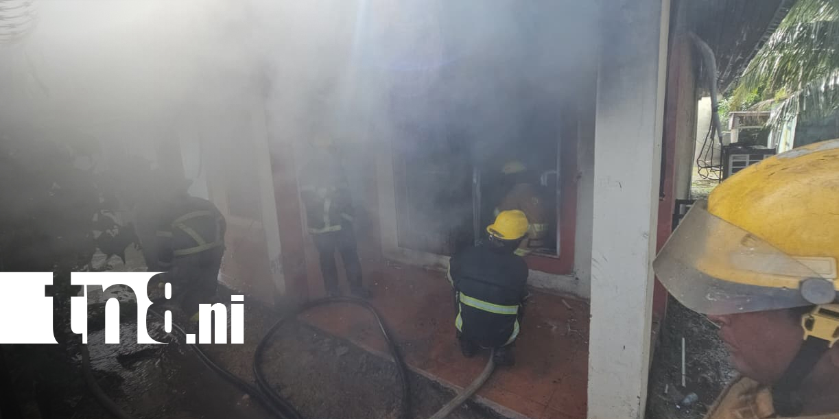 Foto: Bomberos Unidos controla incendio en una vivienda de Bilwi/TN8