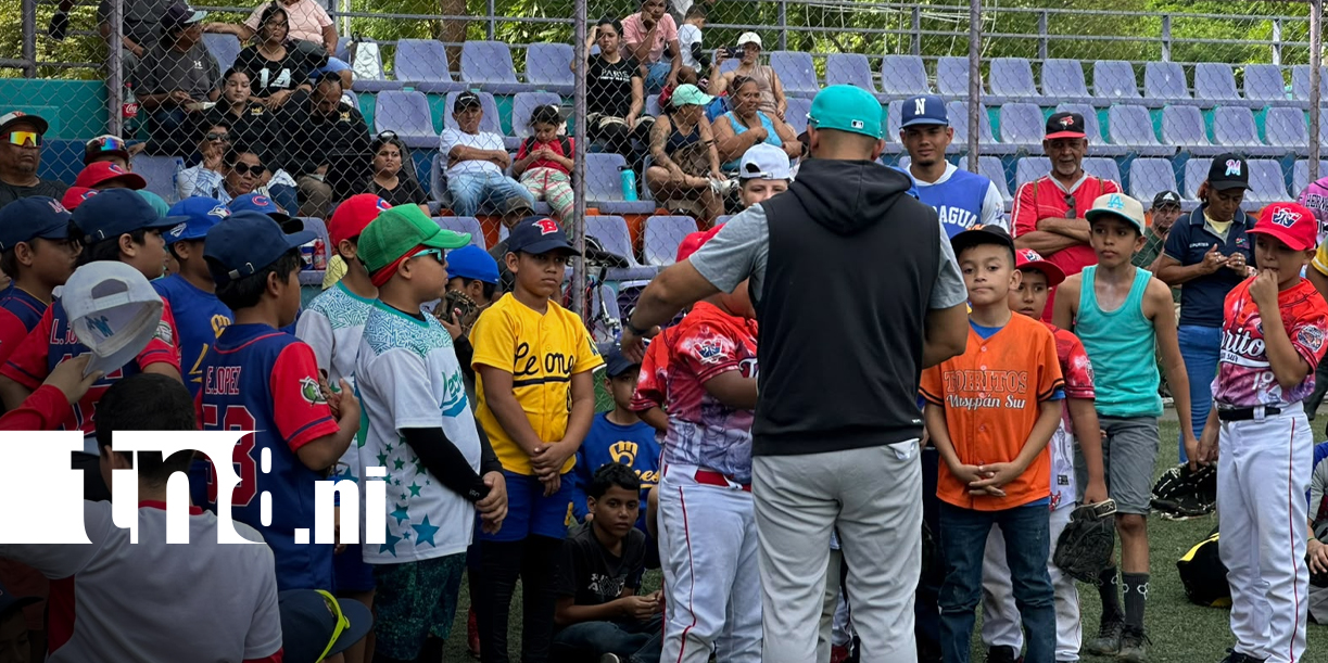 Foto: Luis Allen comparte técnicas con peloteros infantiles de Managua/TN8