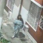Mujer abandona a su bebé frente a una vivienda en Bogotá, Colombia Foto: Captan en video a mujer dejando a su bebé frente a una vivienda en Bogotá/Cortesía