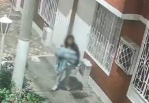 Mujer abandona a su bebé frente a una vivienda en Bogotá, Colombia Foto: Captan en video a mujer dejando a su bebé frente a una vivienda en Bogotá/Cortesía