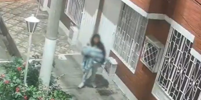 Foto: Captan en video a mujer dejando a su bebé frente a una vivienda en Bogotá/Cortesía Foto: Captan en video a mujer dejando a su bebé frente a una vivienda en Bogotá/Cortesía