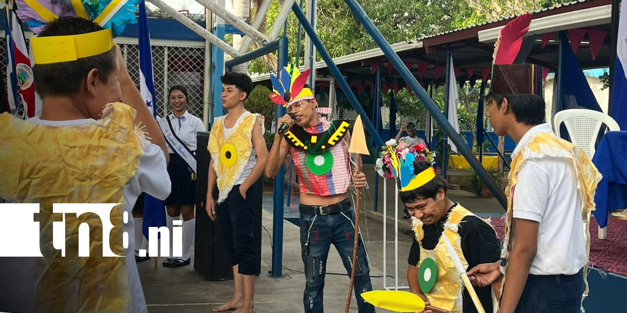 Foto: Colegio 14 de Septiembre celebra con gala los 205 años de la Independencia / TN8