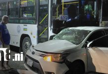 ¡Fuerte encontronazo! Ruta 109 termina chocando contra automóvil en Managua Foto: Accidente entre ruta 109 y automóvil genera tensión en Managua/TN8