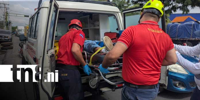 Foto: Camión pierde una llanta y esta impacta a motociclista frente a Enabas/TN8 Foto: Camión pierde una llanta y esta impacta a motociclista frente a Enabas/TN8