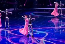 Robots sorprenden al bailar el vals junto a bailarinas en competencia mundial (VIDEO) Foto: Robots sorprenden con sus pasos/Cortesía