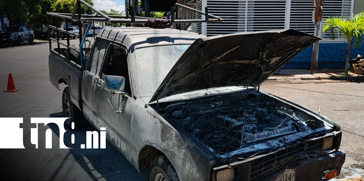 Foto:Camioneta se queda sin frenos, se incendia y termina contra el muro de una vivienda/TN8