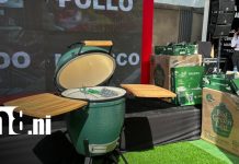 La parrilla ya tiene dueño: Nuevo Carnic premia la fidelidad de sus clientes foto: Clientes de Nuevo Carnic reciben parrillas Big Green Egg como premio/tn8
