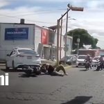 Foto: Motociclista colisiona contra un taxi en los semáforos de El Dorado/TN8