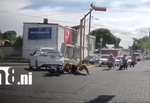 Motociclista colisiona contra un taxi en los semáforos de El Dorado Foto: Motociclista colisiona contra un taxi en los semáforos de El Dorado/TN8