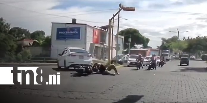 Foto: Motociclista colisiona contra un taxi en los semáforos de El Dorado/TN8