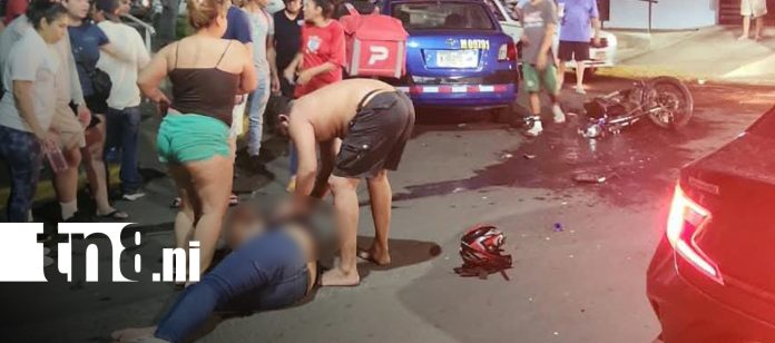 Foto: Fuerte accidente entre taxi y motocicleta deja un lesionado en Managua/TN8