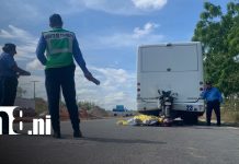 Motociclista pierde la vida tras impactar contra un bus en la Carretera Norte Foto: Accidente deja un fallecido en Carretera Norte, Managua/TN8