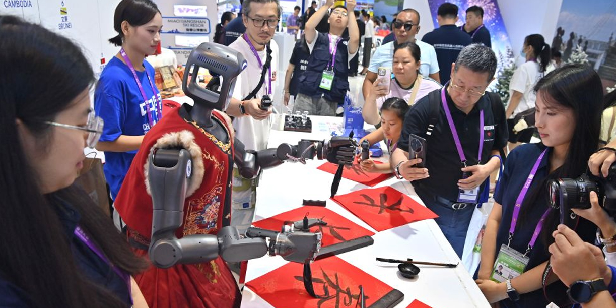 Foto: Exposición China: Robots tocan, escriben y juegan/Cortesía