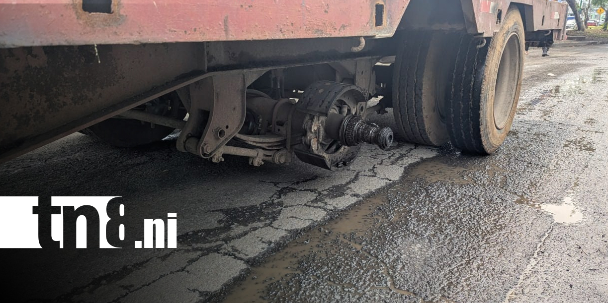 Foto: Camión pierde una llanta y esta impacta a motociclista frente a Enabas/TN8
