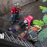 Mecánico cae accidentalmente a un cauce y queda lesionado en Managua Foto: Bomberos rescatan a mecánico de un cauce en Managua/TN8