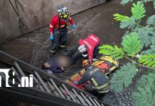 Mecánico cae accidentalmente a un cauce y queda lesionado en Managua Foto: Bomberos rescatan a mecánico de un cauce en Managua/TN8