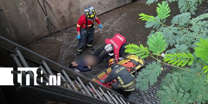 Foto: Bomberos rescatan a mecánico de un cauce en Managua/TN8 Foto: Bomberos rescatan a mecánico de un cauce en Managua/TN8