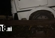 Ruta 6 pierde el control y termina contra un árbol en Juigalpa, Chontales Foto: Ruta 6 se sale de la trayectoria y choca contra un árbol en Chontales/TN8