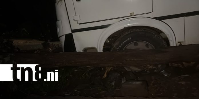 Foto: Ruta 6 se sale de la trayectoria y choca contra un árbol en Chontales/TN8 Foto: Ruta 6 se sale de la trayectoria y choca contra un árbol en Chontales/TN8