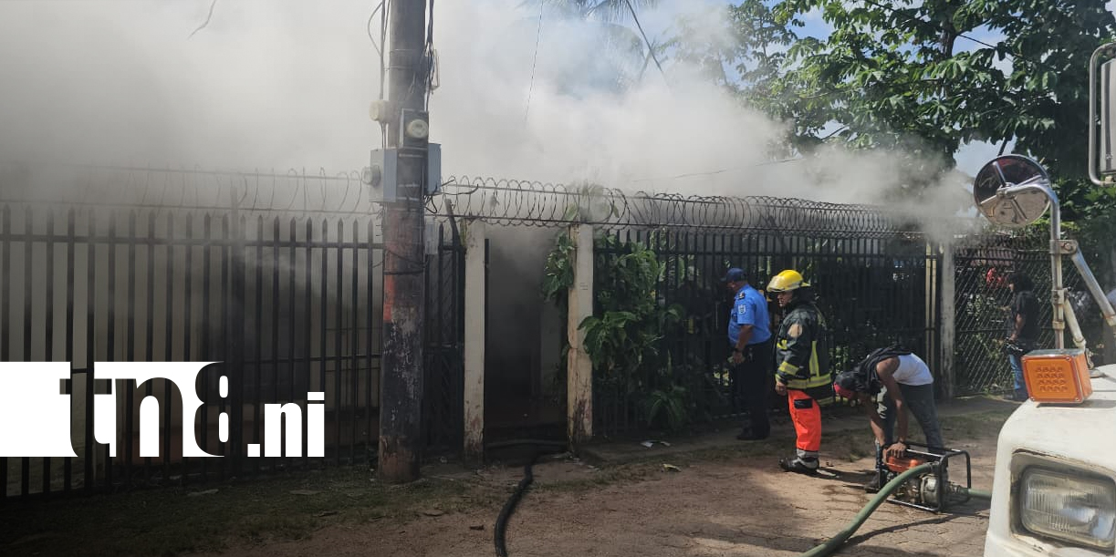 Foto: Bomberos Unidos controla incendio en una vivienda de Bilwi/TN8