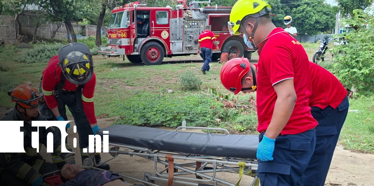 Foto: Bomberos rescatan a mecánico de un cauce en Managua/TN8