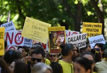 Docentes y estudiantes exigen reformas educativas con una gran marcha en España Foto:Docentes y estudiantes salen a las calles de Madrid para exigir reformas educativas/Cortesía
