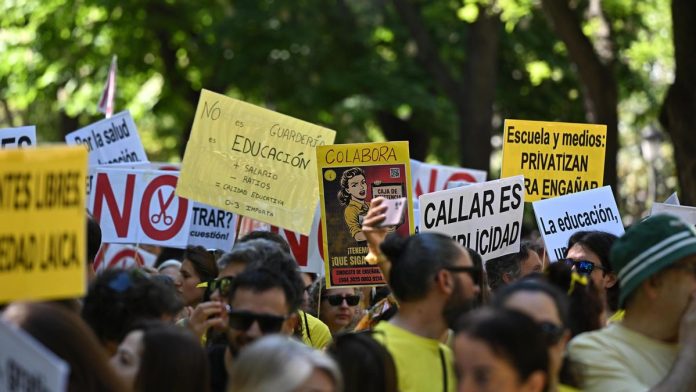 Manifestación en defensa de la educación pública Foto:Docentes y estudiantes salen a las calles de Madrid para exigir reformas educativas/Cortesía