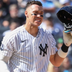 Aaron Judge fuera por distensión en la pantorrilla.
