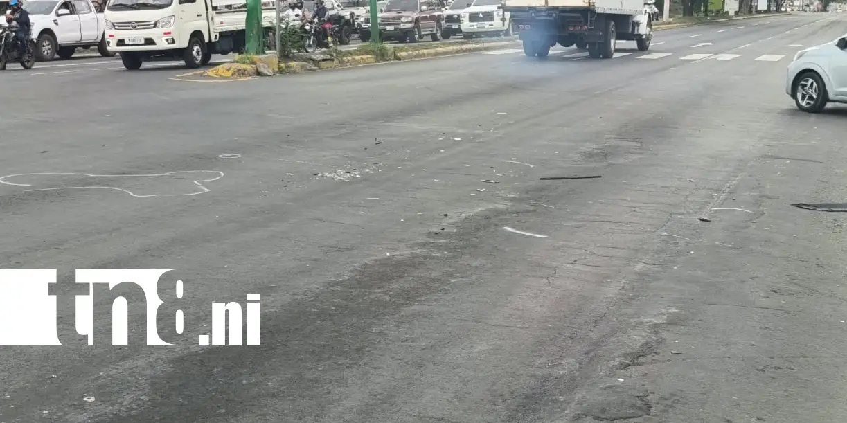 Foto: Camioneta impacta a motociclista en semáforos Hugo Chávez /TN8