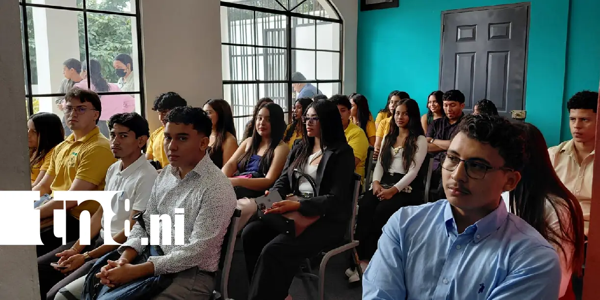 Foto: Universitarios conocen el legado del Padre Miguel D'Escoto /TN8