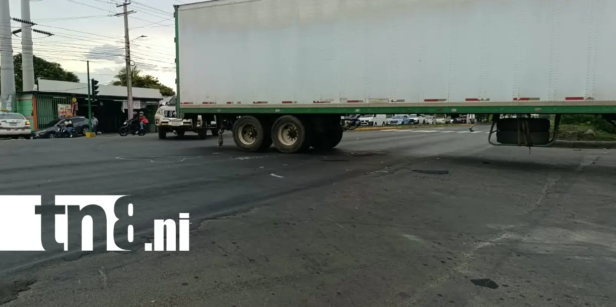 Foto: Camioneta impacta a motociclista en semáforos Hugo Chávez /TN8