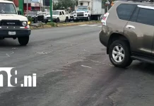 Motociclista resulta lesionado tras fuerte choque en los semáforos del Hugo Chávez Foto: Camioneta impacta a motociclista en semáforos Hugo Chávez /TN8