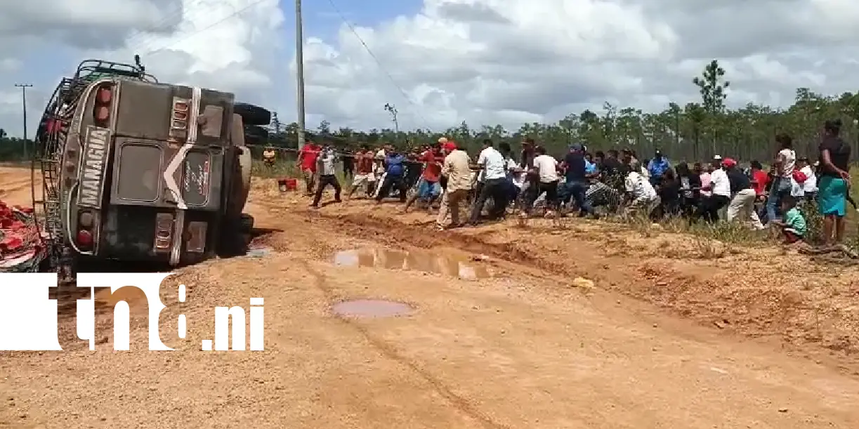 Foto: Bus con pasajeros y carga se vuelca en la carretera Bilwi - Waspam /TN8