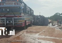 Foto: Bus con pasajeros y carga se vuelca en la carretera Bilwi - Waspam /TN8