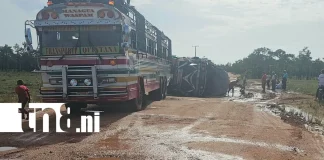 Foto: Bus con pasajeros y carga se vuelca en la carretera Bilwi - Waspam /TN8