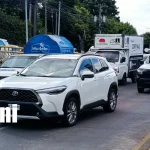 Conductor sale ileso tras desplomarse un poste sobre su vehículo en la carretera a Masaya Foto: Poste cae sobre camioneta en plena carretera a Masaya /TN8