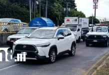 Conductor sale ileso tras desplomarse un poste sobre su vehículo en la carretera a Masaya Foto: Poste cae sobre camioneta en plena carretera a Masaya /TN8