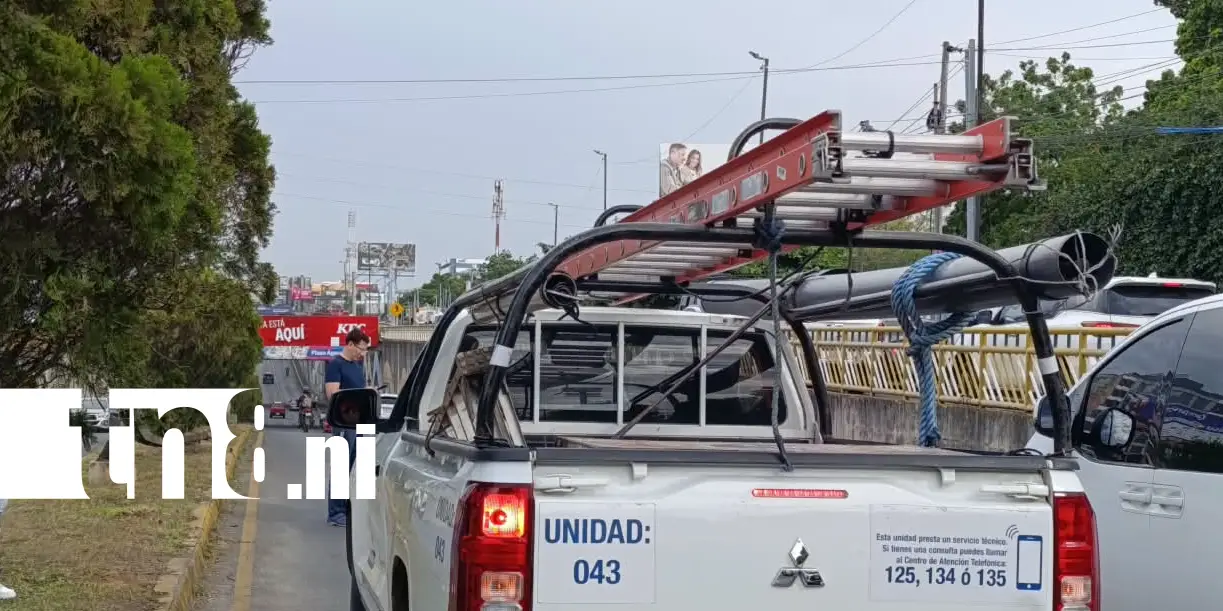 Foto: Poste cae sobre camioneta en plena carretera a Masaya /TN8