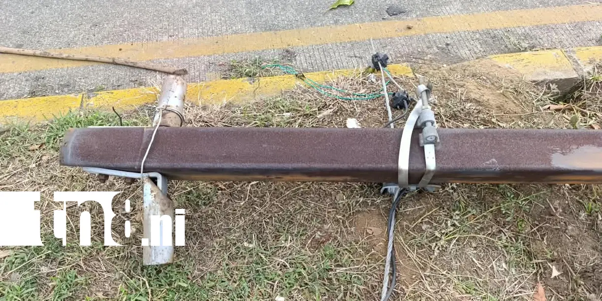 Foto: Poste cae sobre camioneta en plena carretera a Masaya /TN8