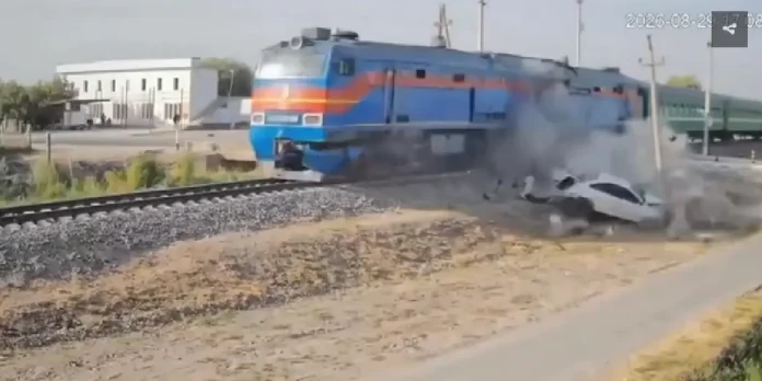 Foto: Tragedia en Uzbekistán: tren embiste automóvil y deja cuatro muertos /Cortesía Foto: Tragedia en Uzbekistán: tren embiste automóvil y deja cuatro muertos /Cortesía