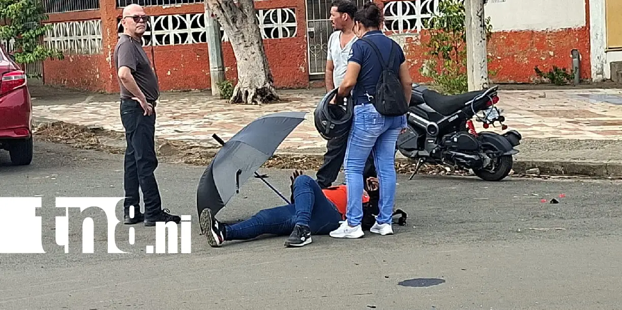 Foto: Motociclista queda lesionada tras fuerte colisión en Managua /TN8
