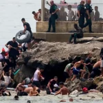 Ceuta intenta contener la crisis migratoria mientras miles permanecen en las calles Foto: Crisis en Ceuta: miles de migrantes siguen fuera de los centros de acogida /Cortesía