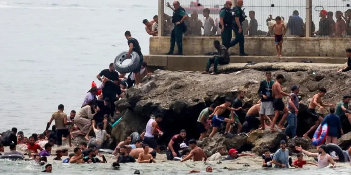 Foto: Crisis en Ceuta: miles de migrantes siguen fuera de los centros de acogida /Cortesía