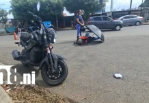 Mujer resulta lesionada tras colisión entre motocicleta y carro en Managua Foto: Motociclista queda lesionada tras fuerte colisión en Managua /TN8