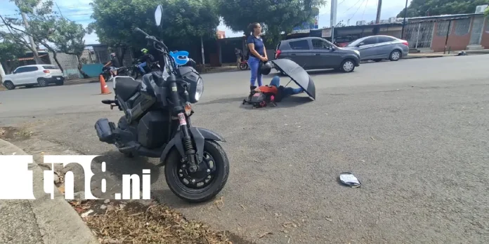 Foto: Motociclista queda lesionada tras fuerte colisión en Managua /TN8