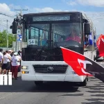 107 autobuses Yutong rumbo a Managua reciben la bienvenida de familias de León Foto: Familias de León celebran el paso de 107 nuevos autobuses Yutong /TN8