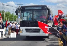 107 autobuses Yutong rumbo a Managua reciben la bienvenida de familias de León Foto: Familias de León celebran el paso de 107 nuevos autobuses Yutong /TN8