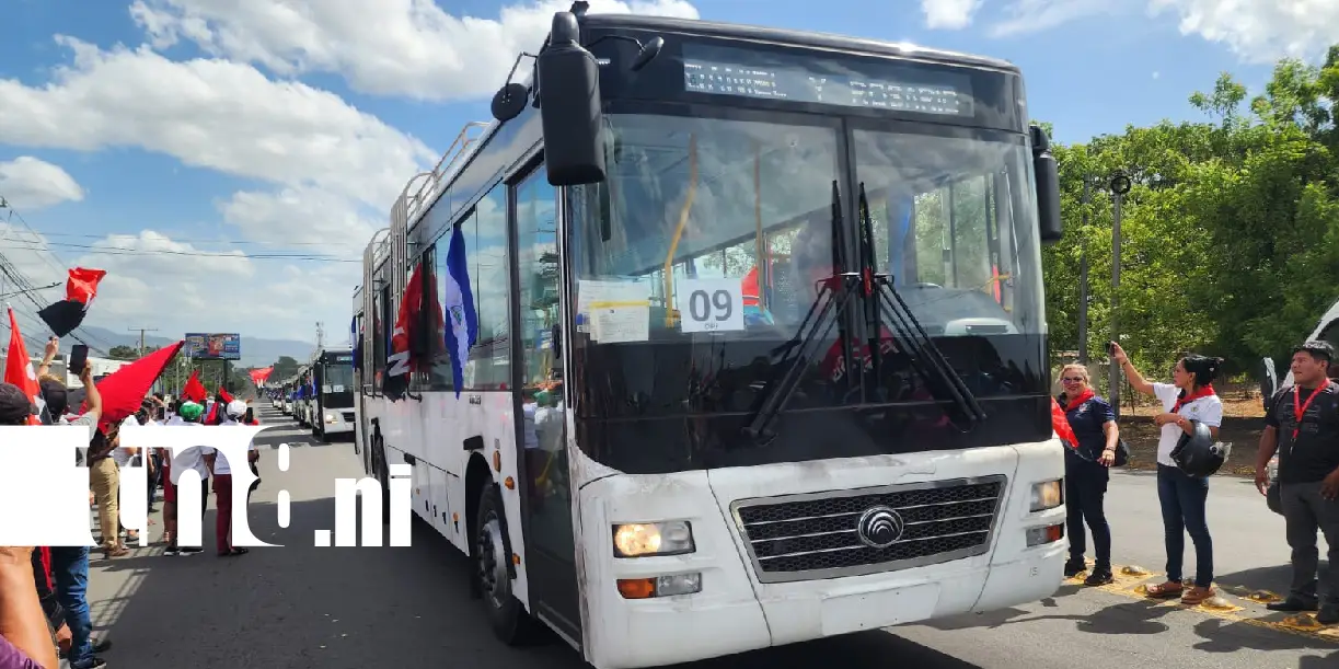 Foto: Familias de León celebran el paso de 107 nuevos autobuses Yutong /TN8