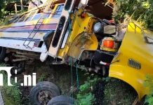 Bus pierde el control y termina en un cauce con 40 pasajeros a bordo en Río Blanco Foto: Accidente deja 10 pasajeros lesionados en Río Blanco /TN8