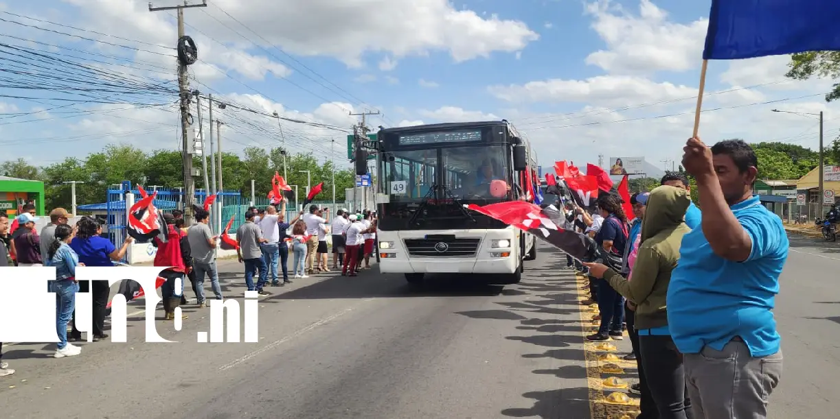 Foto: Familias de León celebran el paso de 107 nuevos autobuses Yutong /TN8